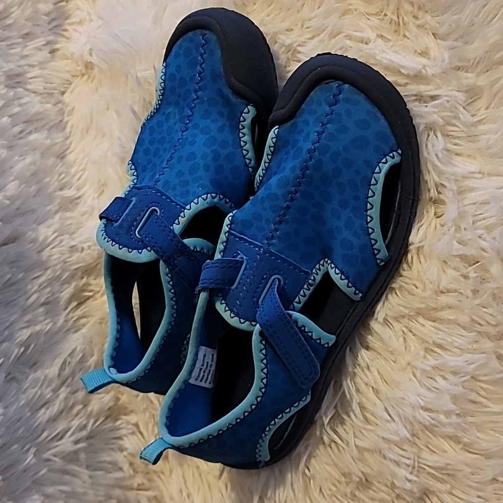 Water shoes, Boy's xL, shoe size 11/12, Junior, swimming shoes